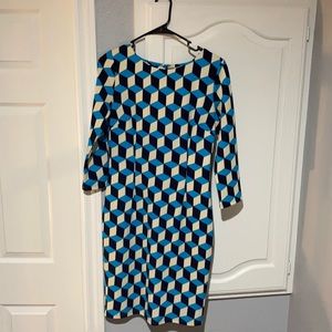 Geometric form fitting three-quarter length sleeve